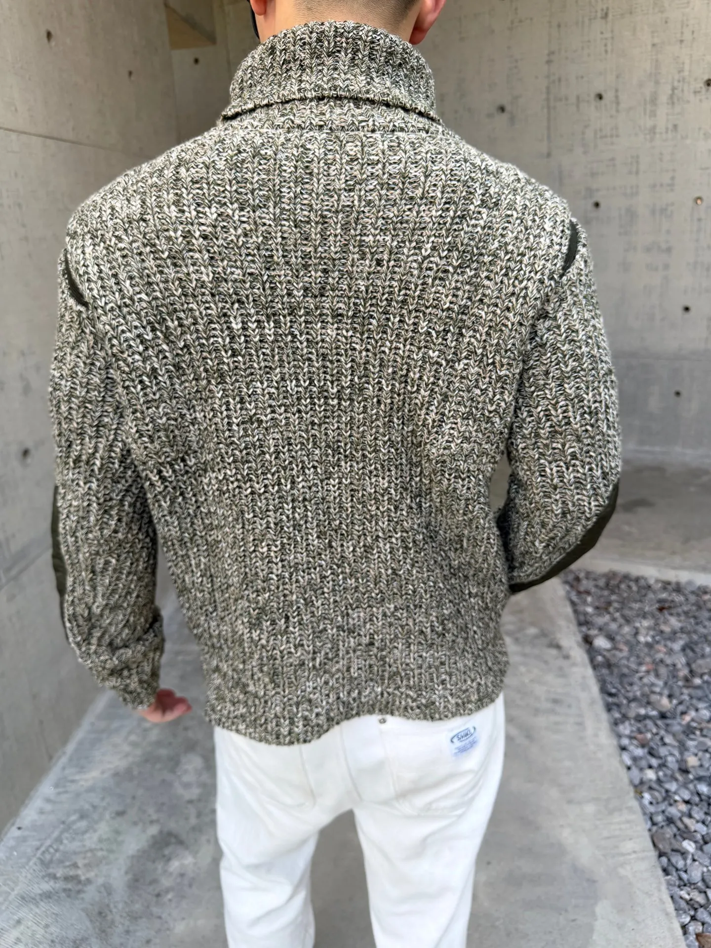 「 」